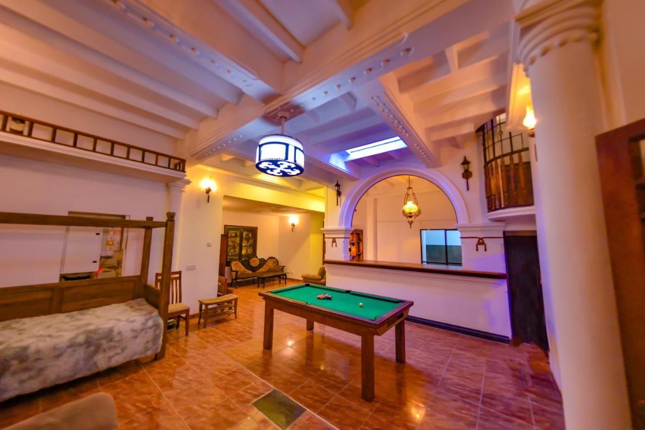 The Castle By Don Louis Hotel Канди Екстериор снимка