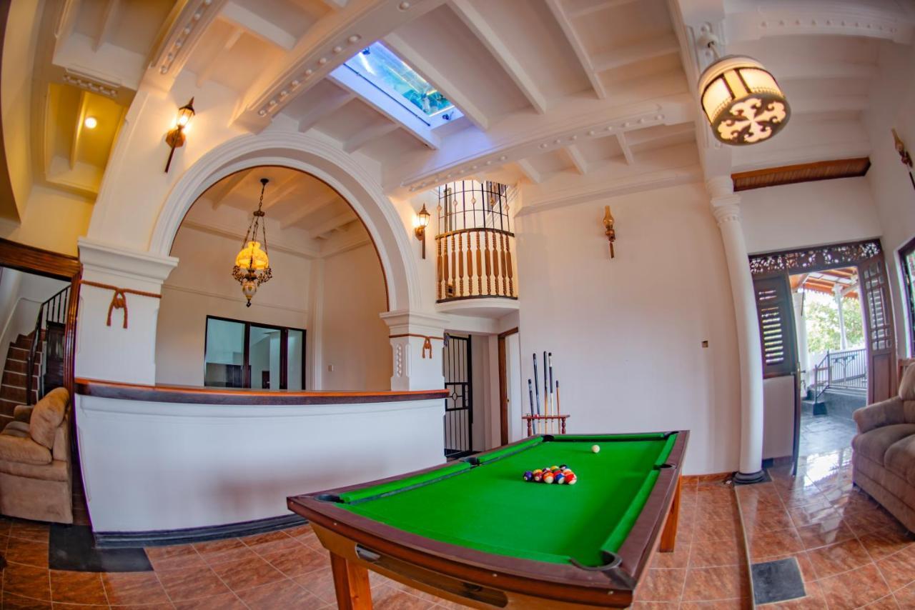 The Castle By Don Louis Hotel Канди Екстериор снимка